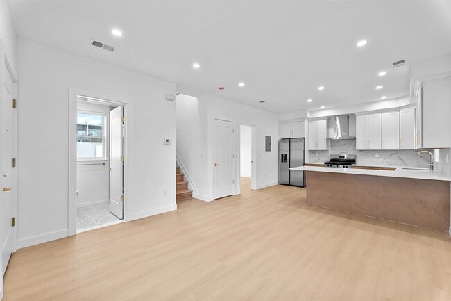 Building Photo - 6717 Madison St