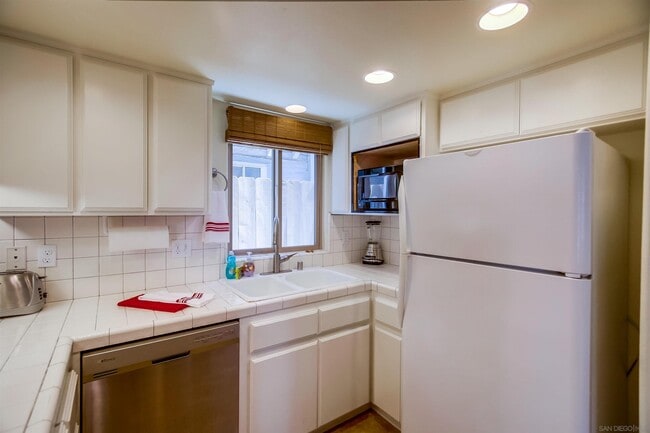 Building Photo - 803 El Carmel Pl