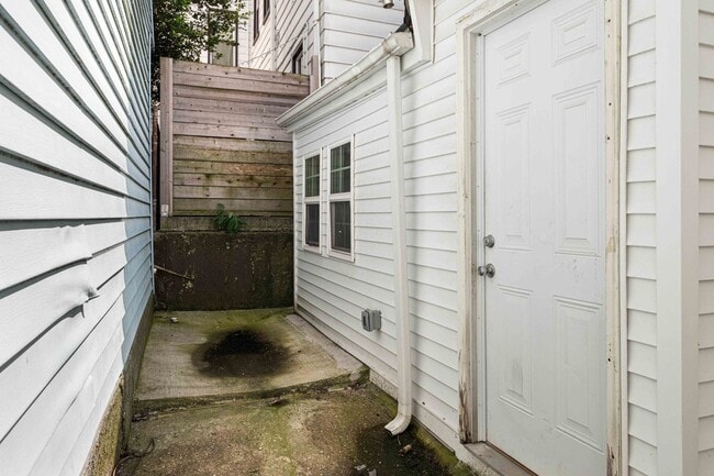 Building Photo - Totally Updated 3 bed, 3 bath, AMAZING loc...