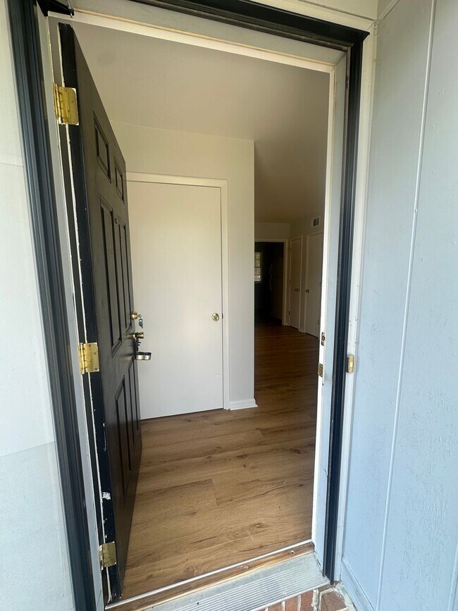 Building Photo - OPEN HOUSE 3/28 from 1PM to 3PM. Pet Friendly 2 Bedroom, 1 Bath Duplex Located in the Center of W...