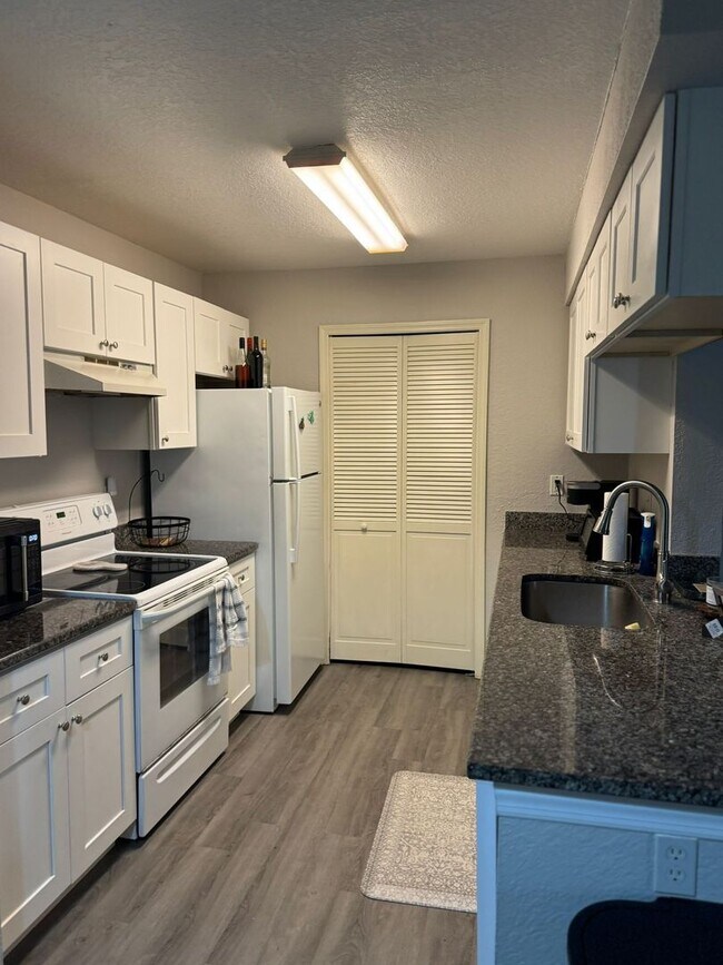 Building Photo - 2550 N Alafaya Trail