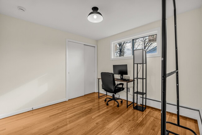 Building Photo - 149 Lakeside Blvd E