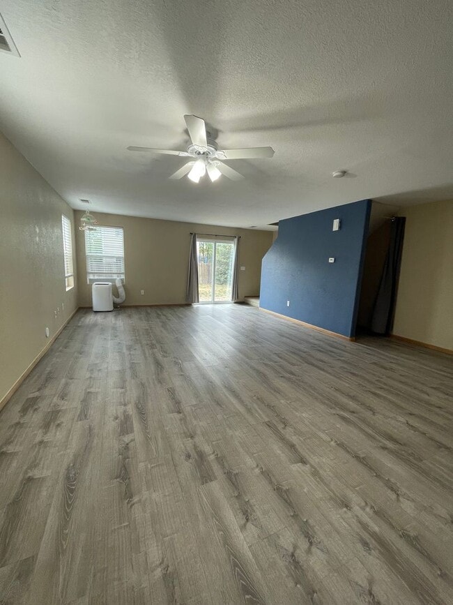 Building Photo - 3 Bedroom 2 Bath House in Thornton Available Now!