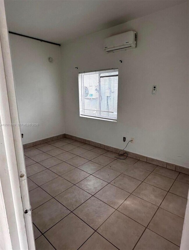 Building Photo - 911 NE 5th Ave