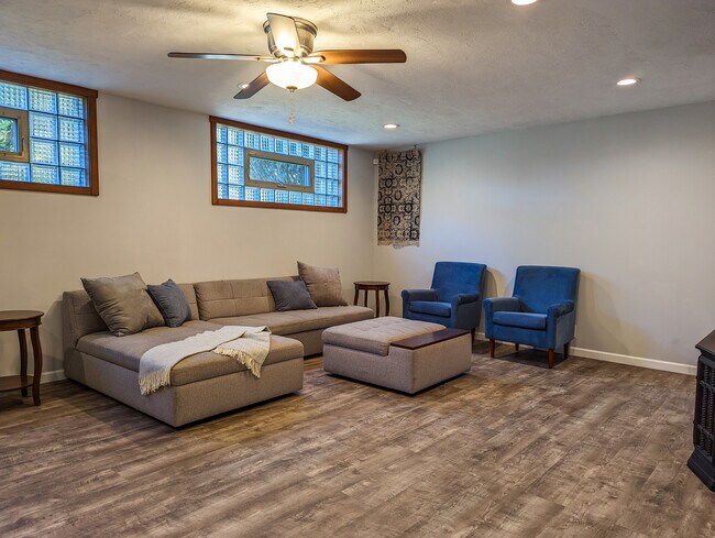 Building Photo - 600 Woodside Rd