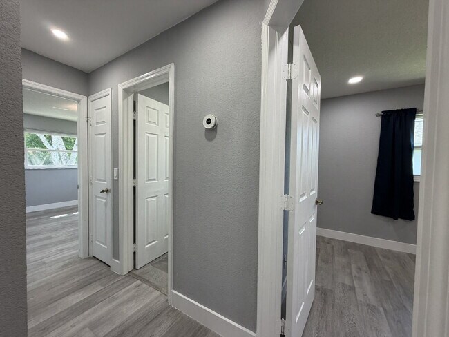 Building Photo - "Charming 3-Bedroom Retreat with 2 Full Baths on Aurora St NW!"