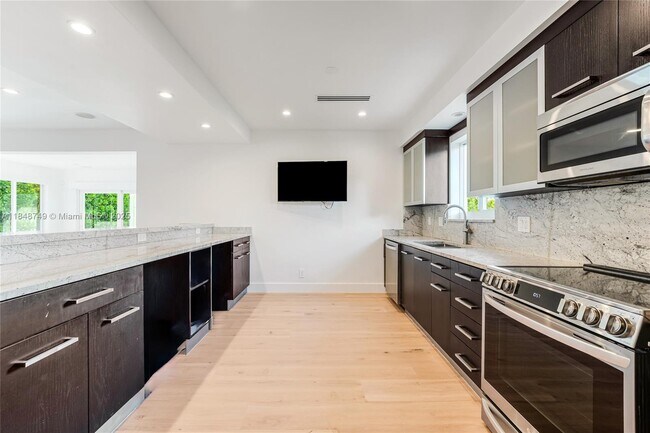 Building Photo - 740 S Shore Dr