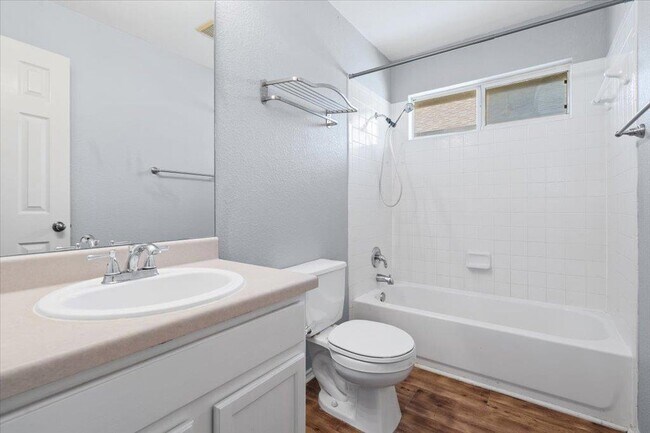 Building Photo - 633 Fairway