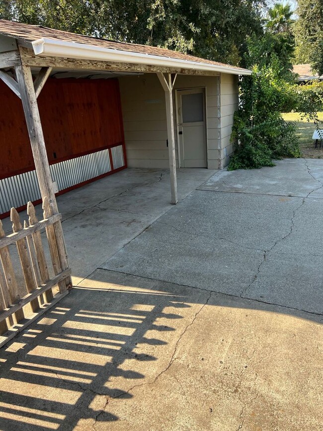 Building Photo - Durham 3 bedroom 2 bath Home, Large yard, ...