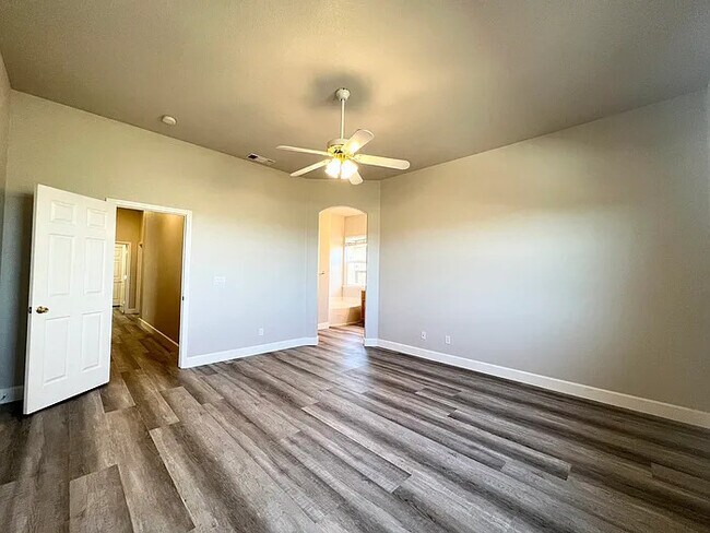 Building Photo - Stunning 4 bedroom 2 bathroom home in Linc...