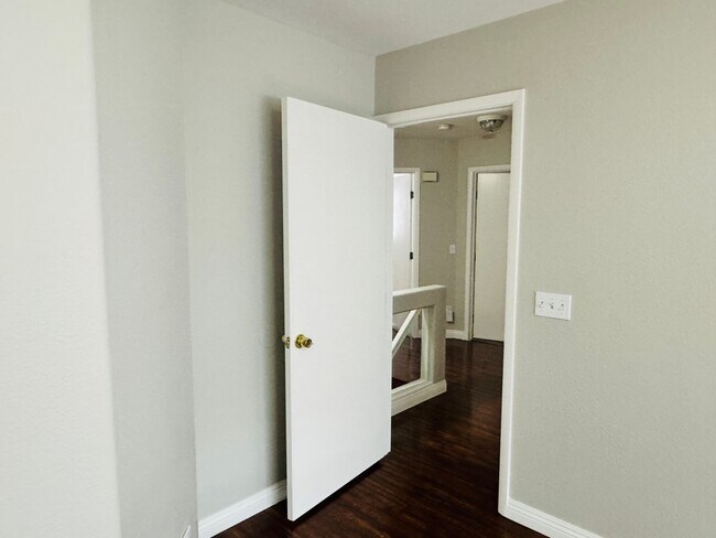 Building Photo - 4 Bedrooms Home For Rent