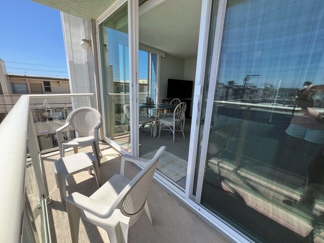 Building Photo - Charming 1 Bedroom 1 Bath-Fully Furnished Condo Just feet away from Mission Beach!