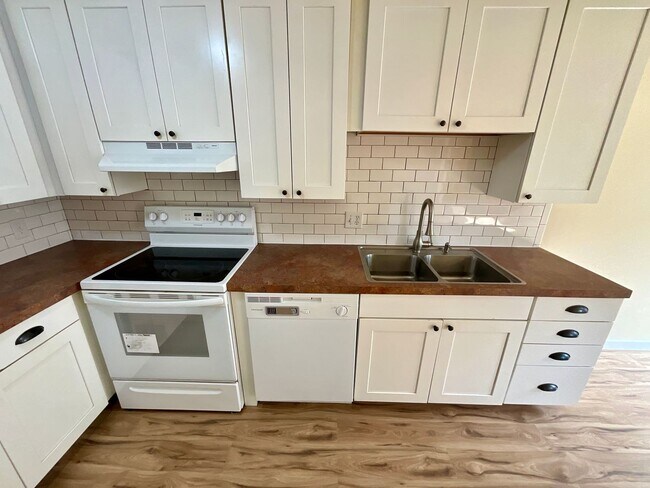 Building Photo - Updated 2BR Apartment | No Shared Walls | ...