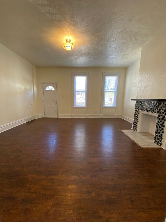 Building Photo - Spacious 3br house with off street parking
