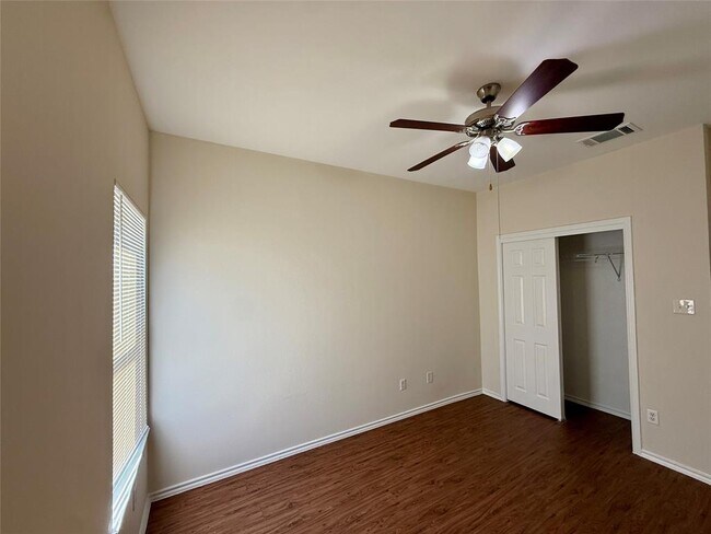 Building Photo - 702 Estancia Way