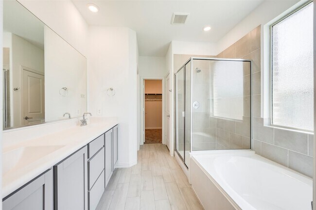 Building Photo - 14605 Little Water Dr