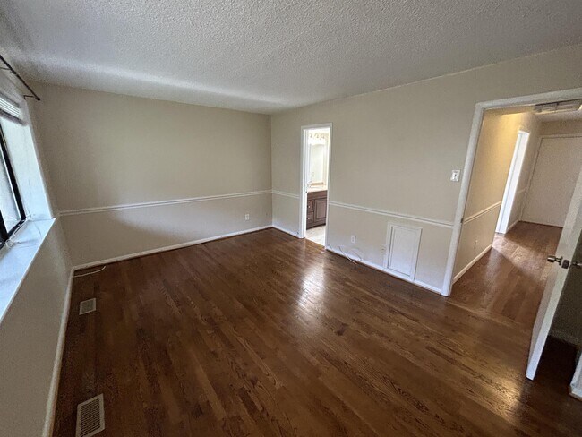 Building Photo - 3095 Hawthorne Dr NE