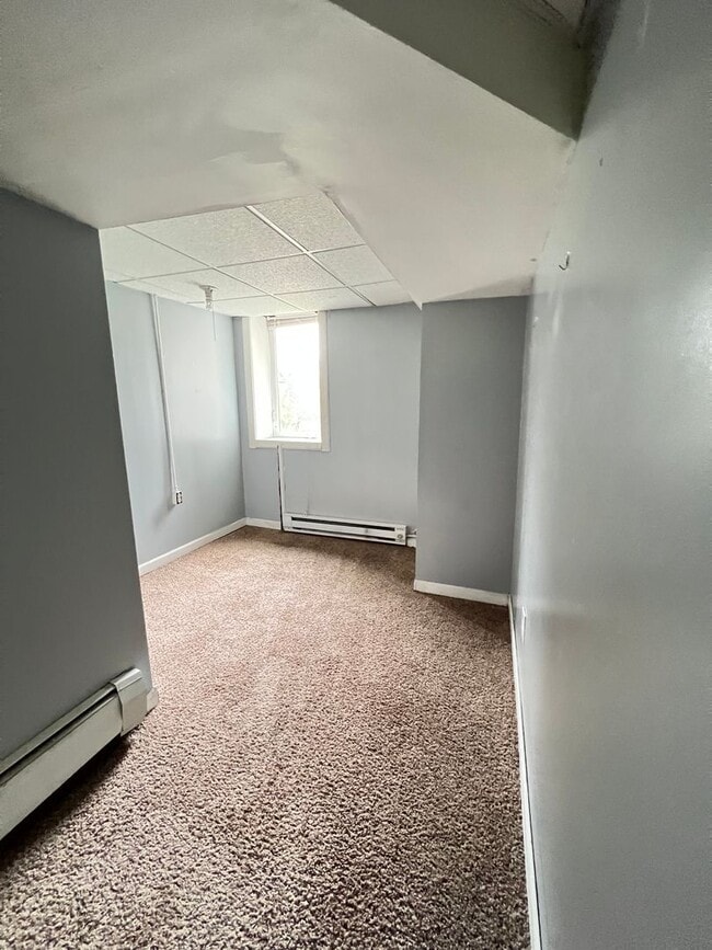 Building Photo - AVAILABLE JUNE -  4 Bed 1 Bath Townhome