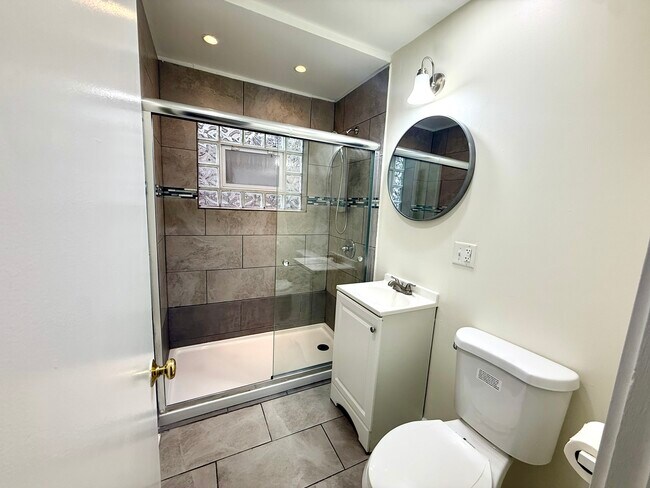 Building Photo - 11137 S Emerald Ave