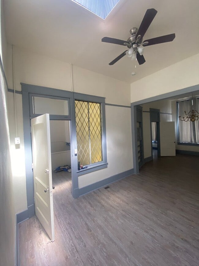 Building Photo - Main Street Upstairs Apartment in Aztec