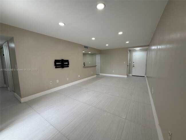 Building Photo - 9405 Fontainebleau Blvd