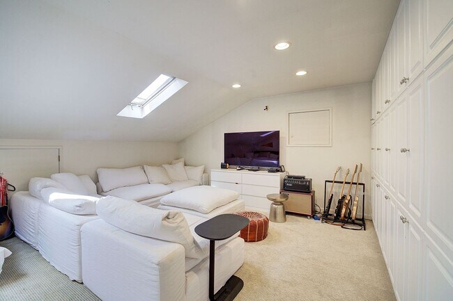 Building Photo - 5bd/2.75ba Mercer Island Home