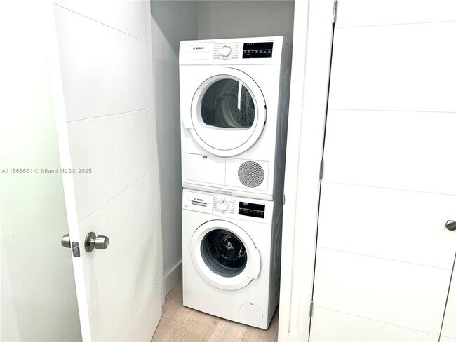 Building Photo - 3553 Magellan Cir