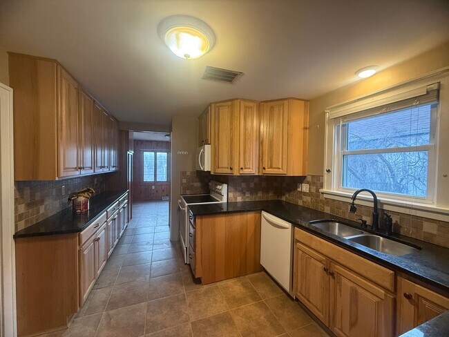 Building Photo - Spacious four-bedroom, two bathroom, pet friendly home!