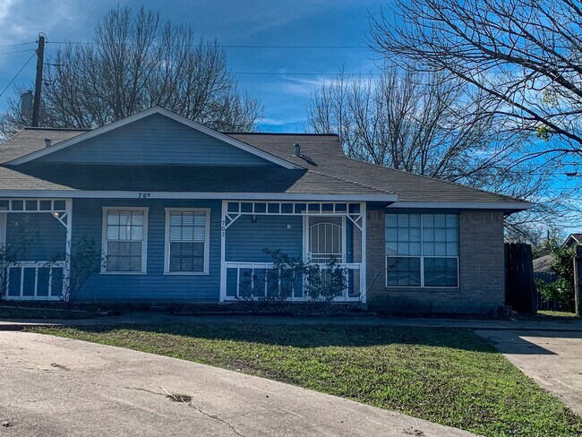 Building Photo - 703 Ruth Ct
