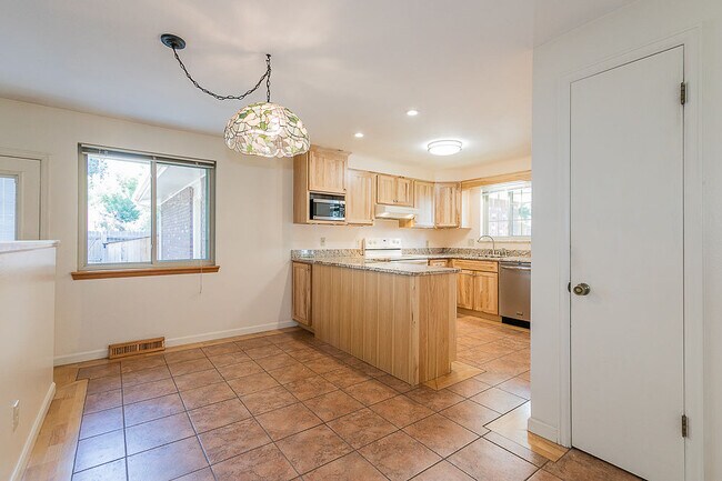 Building Photo - 7420 Webster St