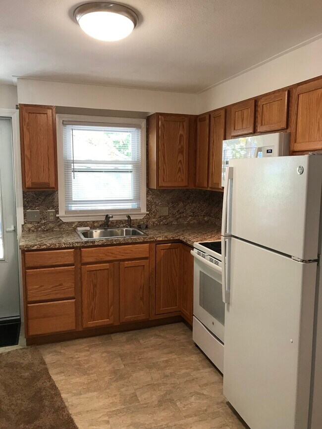 Building Photo - 194 Lake Dr