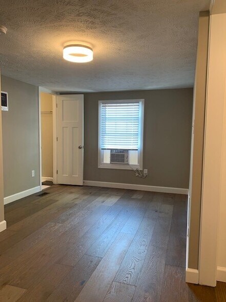 Building Photo - 827 W 44th St