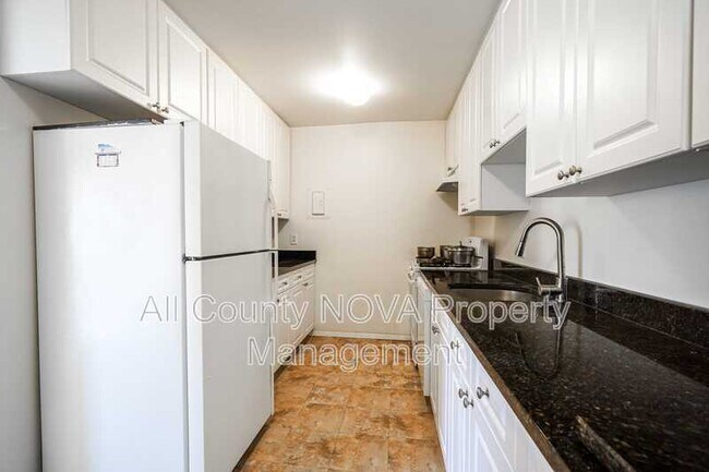 Building Photo - 11923 Parklawn Dr