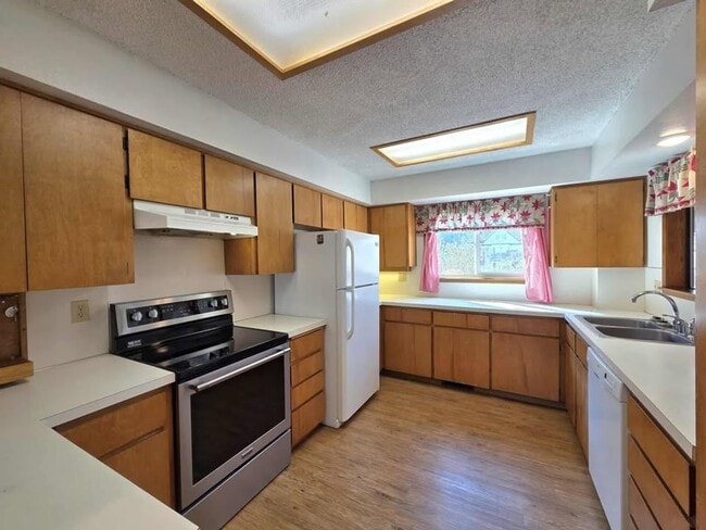 Building Photo - Large 4 Bedroom 2 Bath in Quaint Waterville