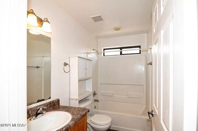 Building Photo - 3 bedroom 2 bath home with washer and dryer.