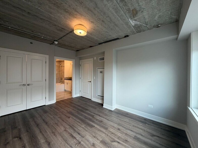 Building Photo - 952 W Carmen Ave