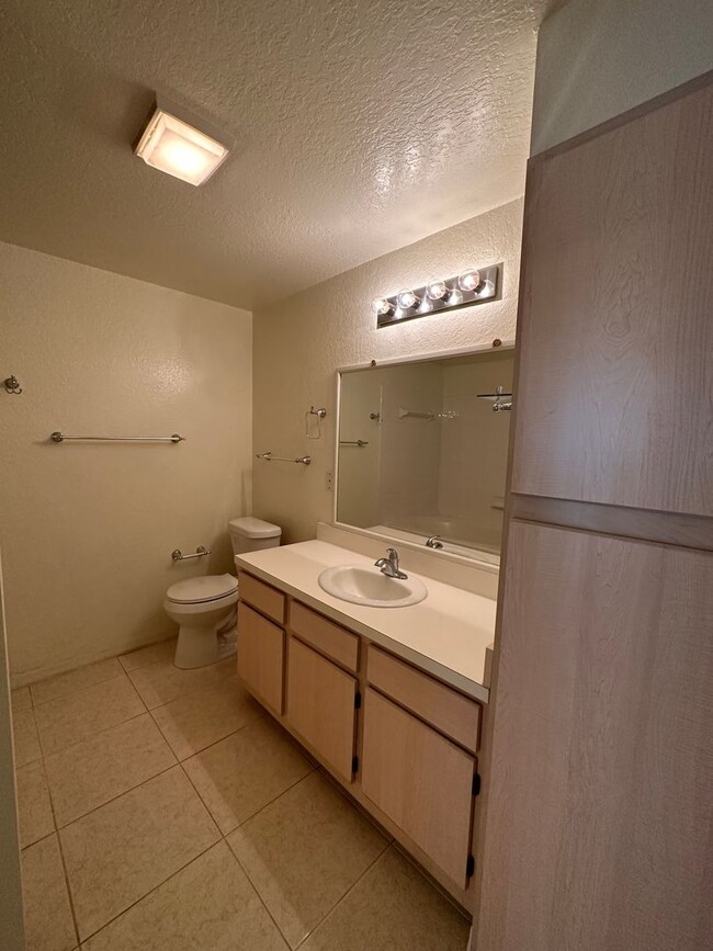 Building Photo - Beautiful 2/2 Condo in North Bonita - Acro...