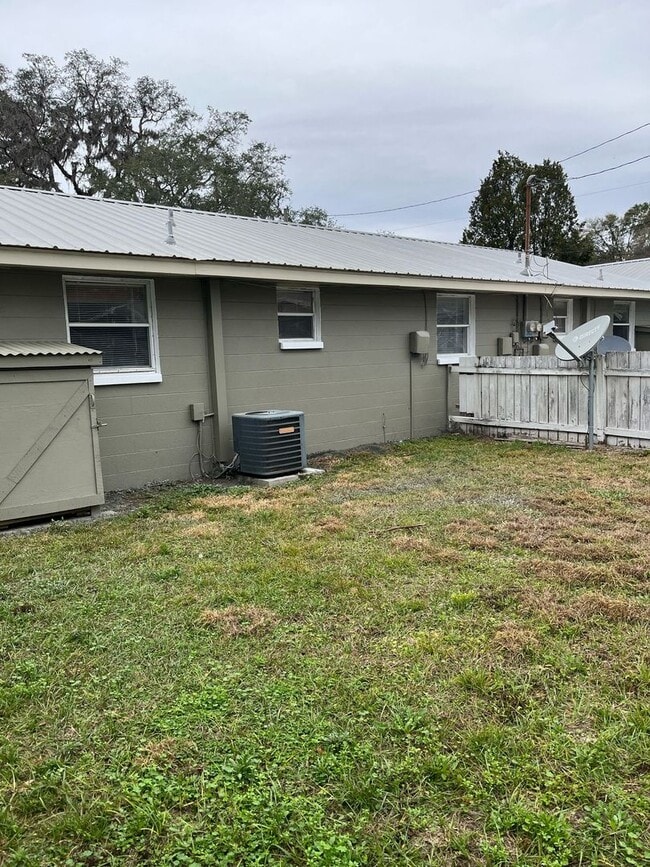 Building Photo - Move-In Ready 1BR/1BA Duplex with Modern Updates in Prime Zephyrhills Location!
