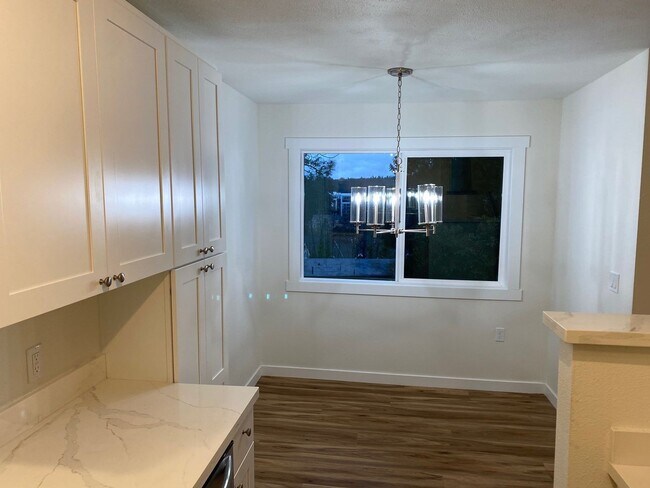 Building Photo - Updated 2bed/1bath Apartment in Prime Redmond Location!