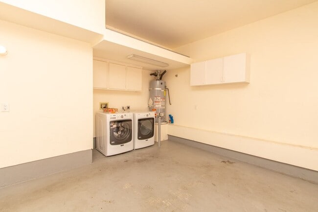 Building Photo - Spacious 3 Bed/2.5 Bath in Desirable UTC La Jolla Community of Toscana