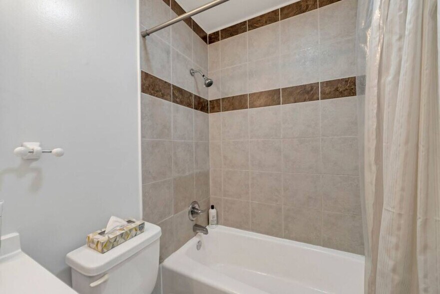 Building Photo - 302 Santa Rosa Blvd