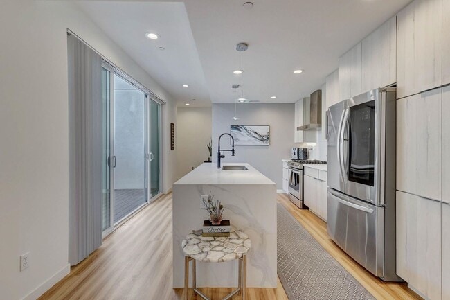 Building Photo - Available Modern Long Term Unfurnished hom...