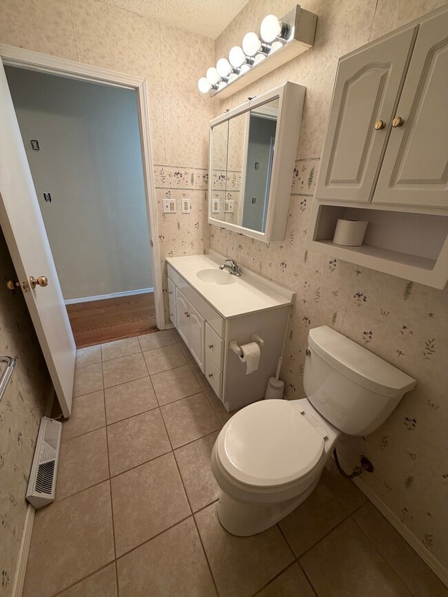 Building Photo - 3 Bedroom | 1 Bathroom | 2 Car Garage | Springfield MO!