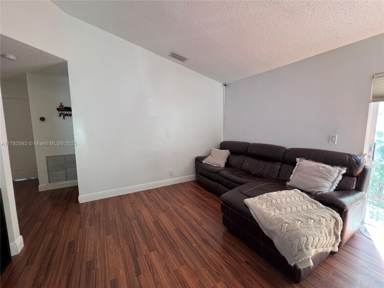 Building Photo - 2810 River Run Cir E
