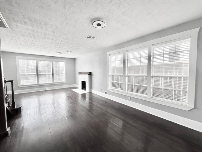Building Photo - 741 E 9th St