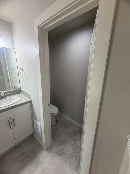 Building Photo - 1049 SW 99th Pl