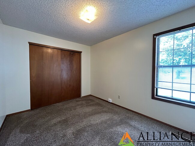 Building Photo - Willow Ln. 2313 - 15