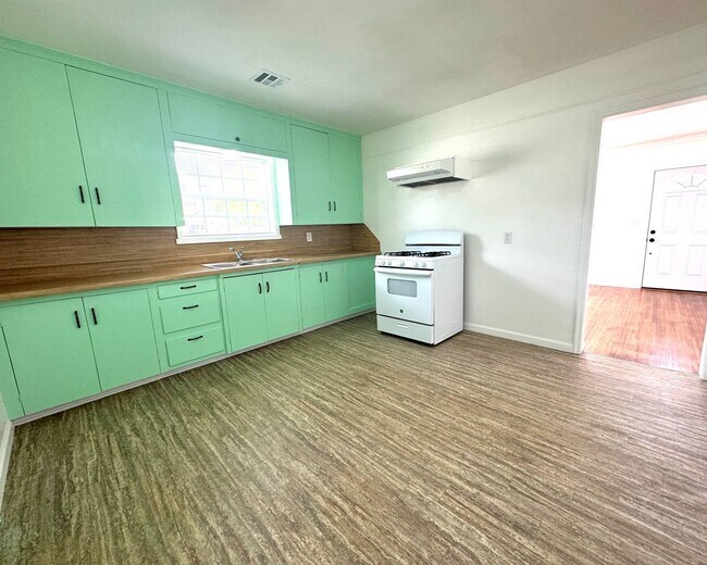 Building Photo - 2 bedroom 1 bathroom home Ready for move-i...
