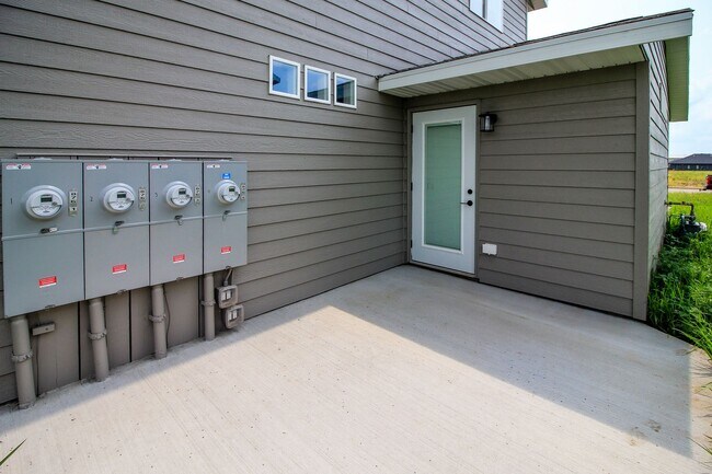 Building Photo - Newer 3 bed 2 bath in Tea  Special rate $1775 with a 13 month lease