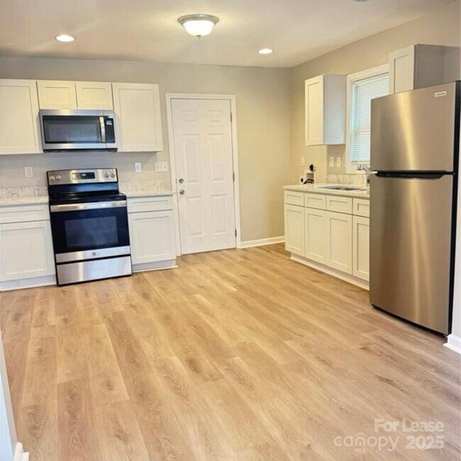 Building Photo - 6817 Deanwood Pl